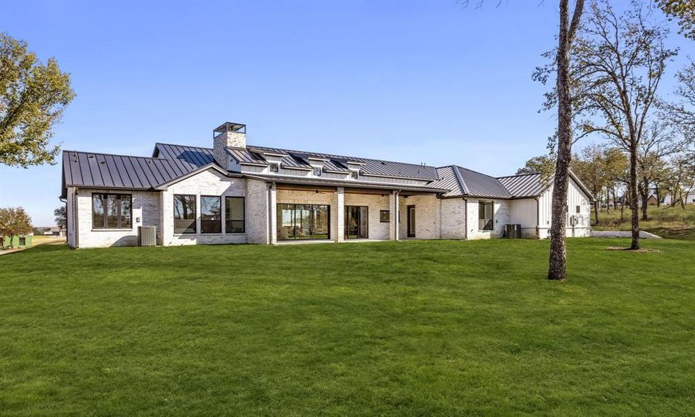 Exterior details and patio area of a home in , Weatherford (Image 2).