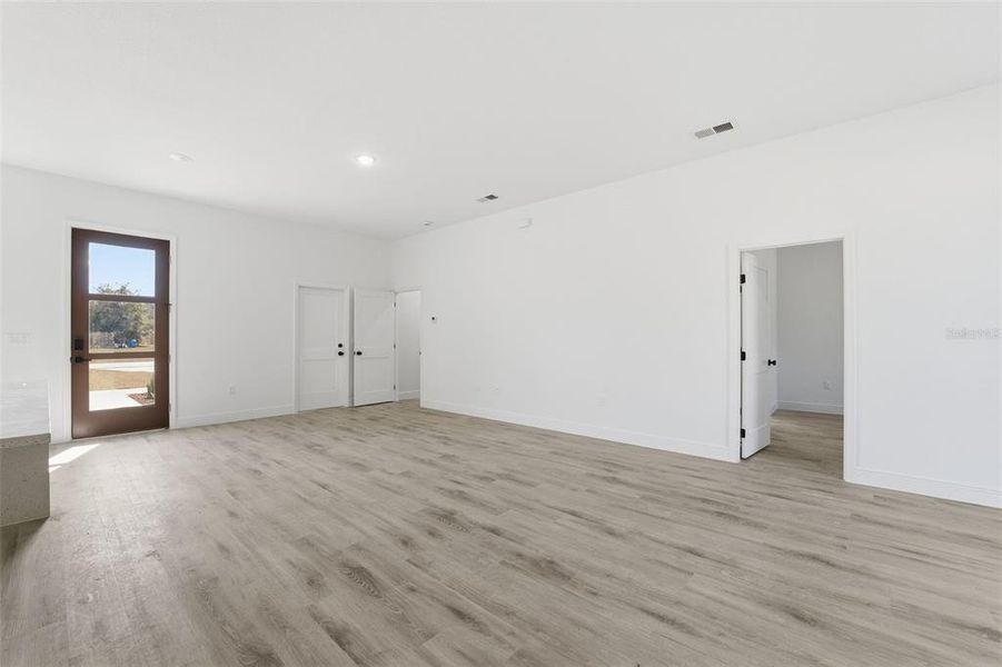 Spacious, unfurnished interior of a new home in , Ocala (Image 14).