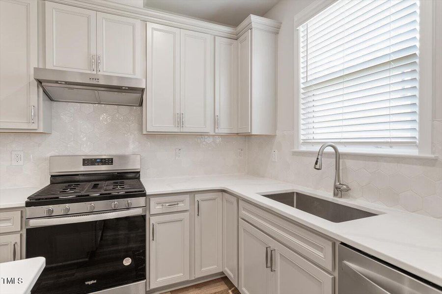 19-8212 White StarvDrive [2396962]_19