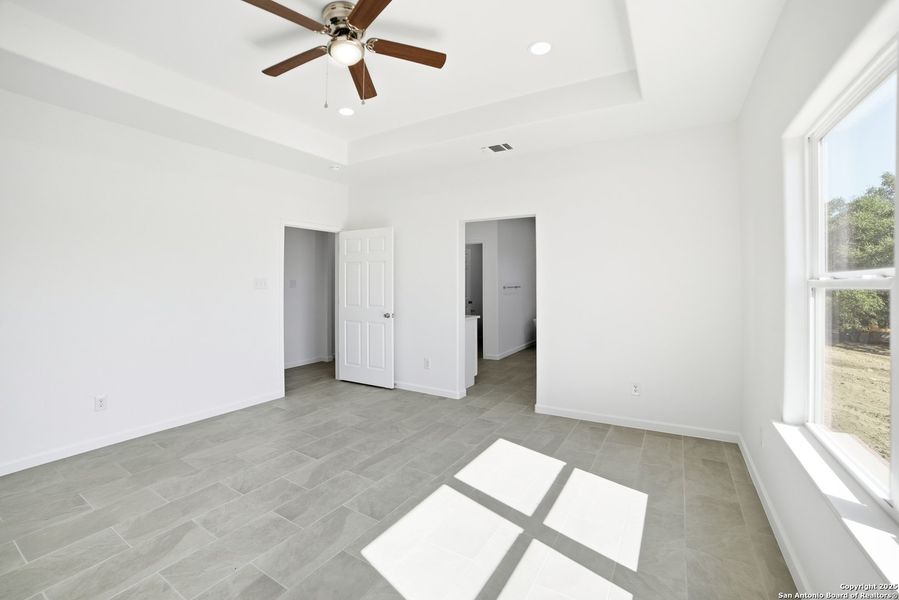 Spacious, unfurnished interior of a new home in , Lakehills (Image 31).