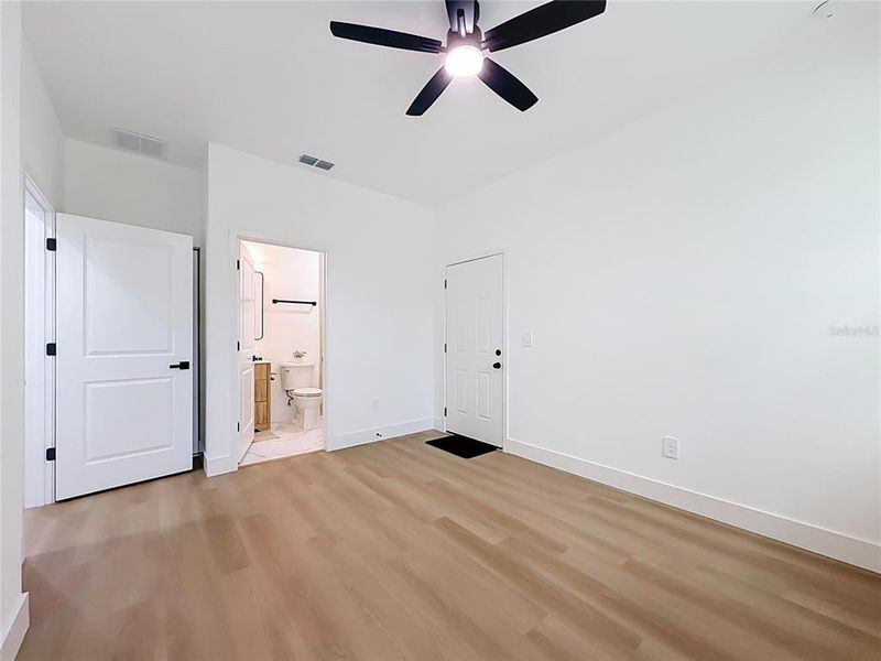 Spacious, unfurnished interior of a new home in , Orlando (Image 25).