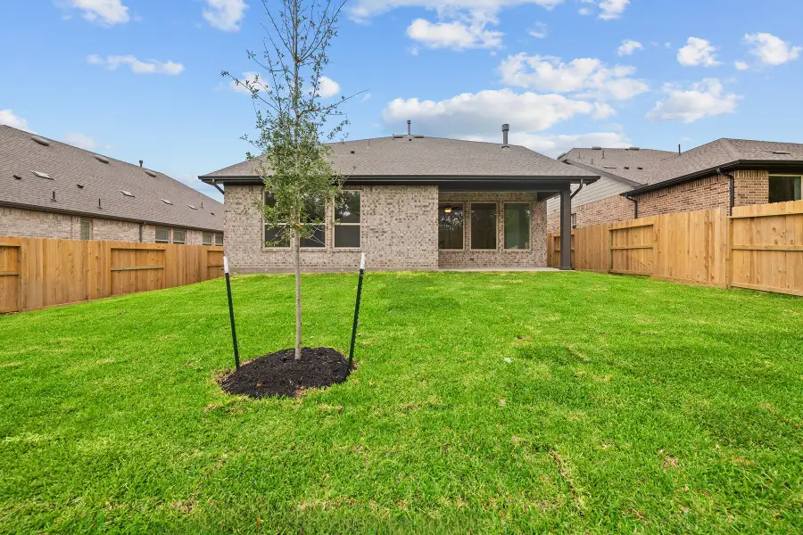 Representative exterior details of a home built from the The Holly by David Weekley Homes in Brookewater 45' Homesites, Rosenberg (Image 3). Representative exterior details of a home built from the The Holly by David Weekley Homes in Brookewater 45' Homesites, Rosenberg (Image 3).
