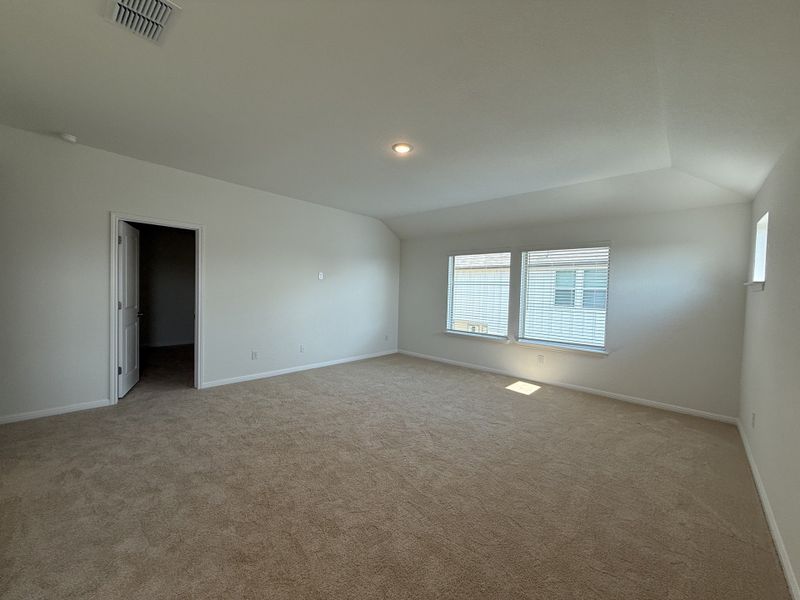 Spacious, unfurnished interior of a new home in The Hills of Bear Creek, Austin (Image 19).