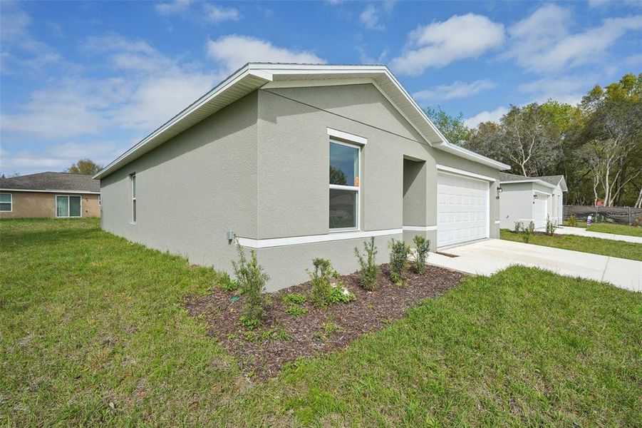 Exterior details and patio area of a home in Marion Oaks, Ocala (Image 16).