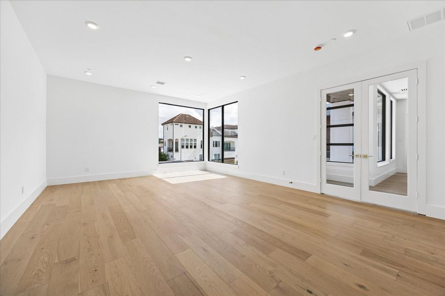 Spacious, unfurnished interior of a new home in , Bellaire (Image 15).