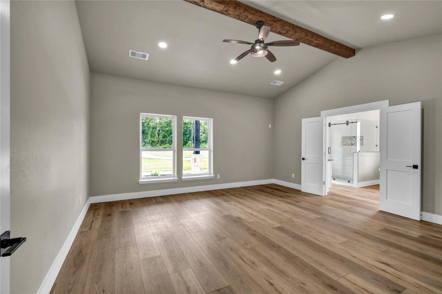 Spacious, unfurnished interior of a new home in , Angleton (Image 34).