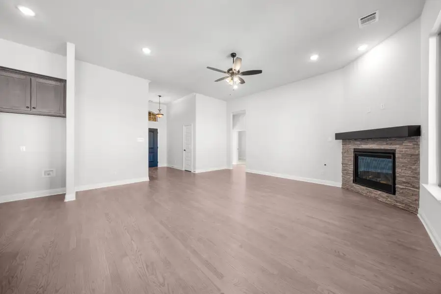 Spacious, unfurnished interior of a new home in Levante, Waxahachie (Image 18).