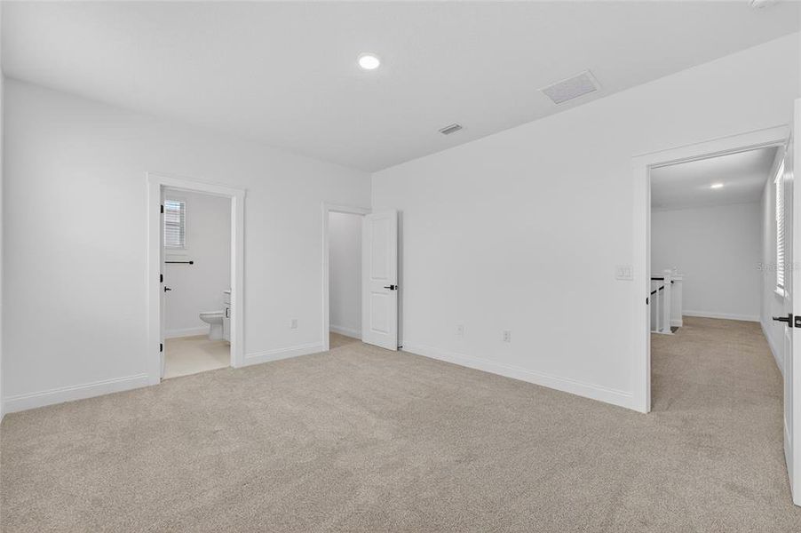 Spacious, unfurnished interior of a new home in , Winter Garden (Image 42).