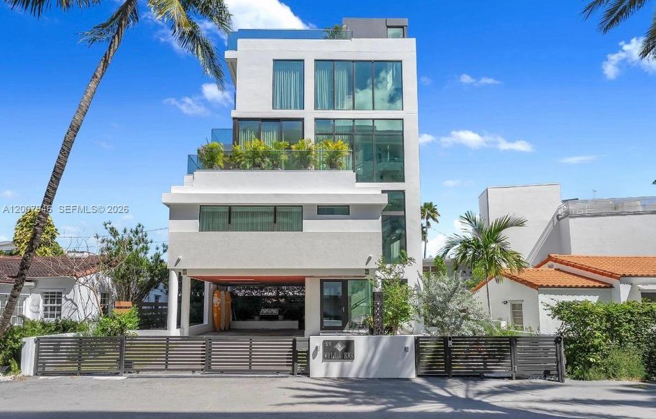 Condo located in Miami Beach, FL showcasing its design and architecture (Image 2). Condo located in Miami Beach, FL showcasing its design and architecture (Image 2).