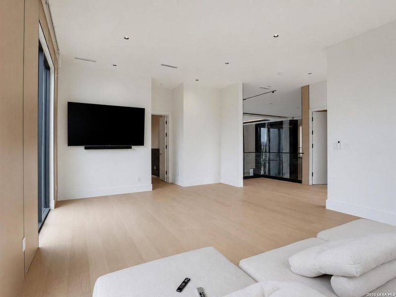 Spacious, unfurnished interior of a new home in , San Antonio (Image 24).