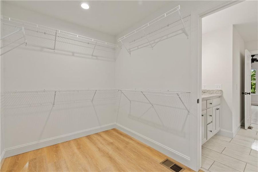 Spacious, unfurnished interior of a new home in , Dahlonega (Image 9).