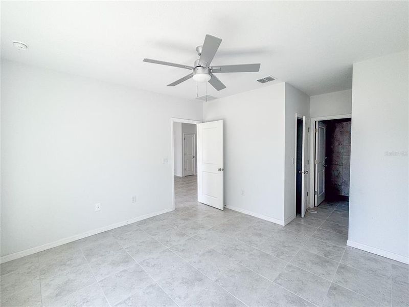 Spacious, unfurnished interior of a new home in , Fort Myers (Image 14).