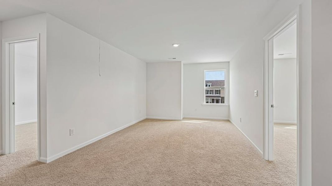 Spacious, unfurnished interior of a new home in Shahbain Reserve, Raeford (Image 20).