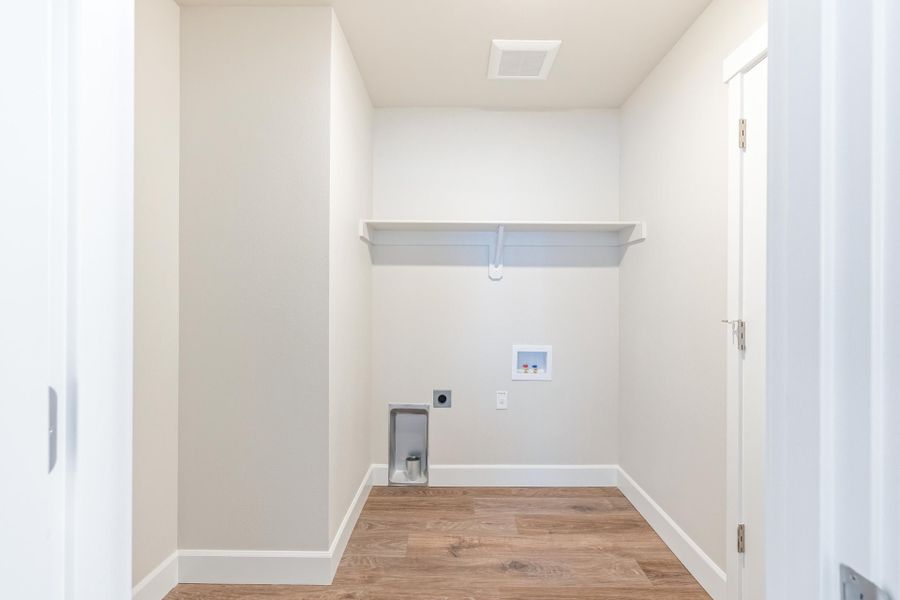 Spacious, unfurnished interior of a new home in IronHorse, Prineville (Image 24).
