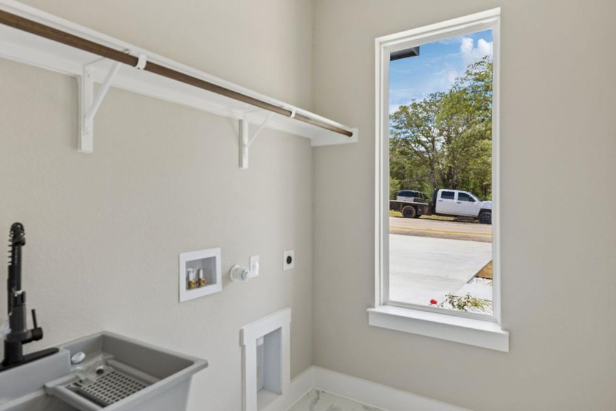 Spacious, unfurnished interior of a new home in , Bastrop (Image 19).