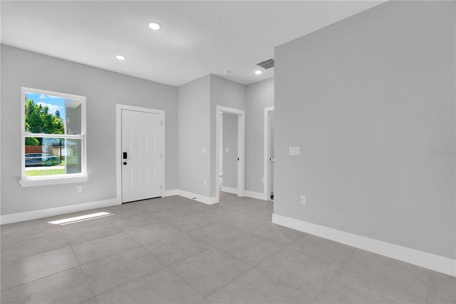 Spacious, unfurnished interior of a new home in , Port Charlotte (Image 19).