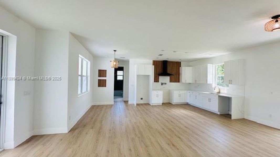 Spacious, unfurnished interior of a new home in , Lake Placid (Image 22).