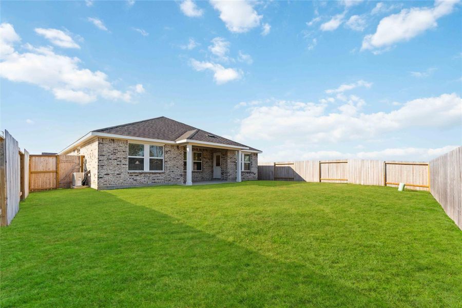 Exterior details and patio area of a home in Sunrise Cove, Texas City (Image 3).