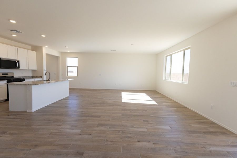Spacious, unfurnished interior of a new home in Entrada Del Toro at Rancho Sahuarita, Sahuarita (Image 7).