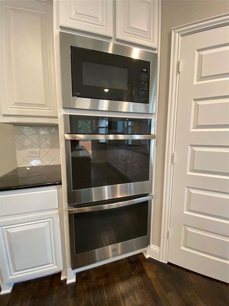 Stainless GE built-in double oven & microwave makes you party realy at all times Stainless GE built-in double oven & microwave makes you party realy at all times