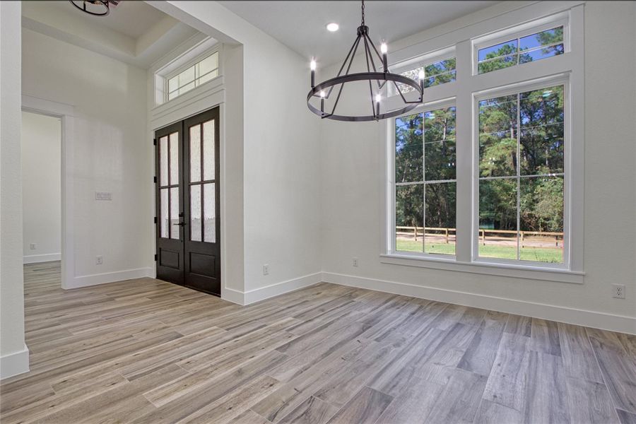 Nice size dining room for entertaining and family dinners. Nice size dining room for entertaining and family dinners.