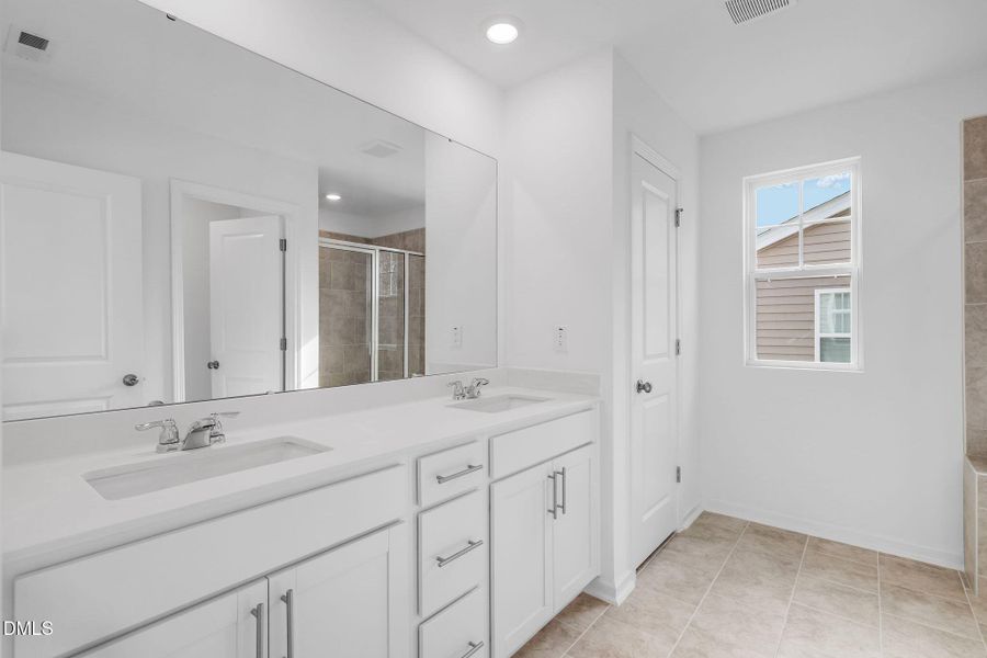 SUN_CaitlinCrossing_Pic_Davidson-30