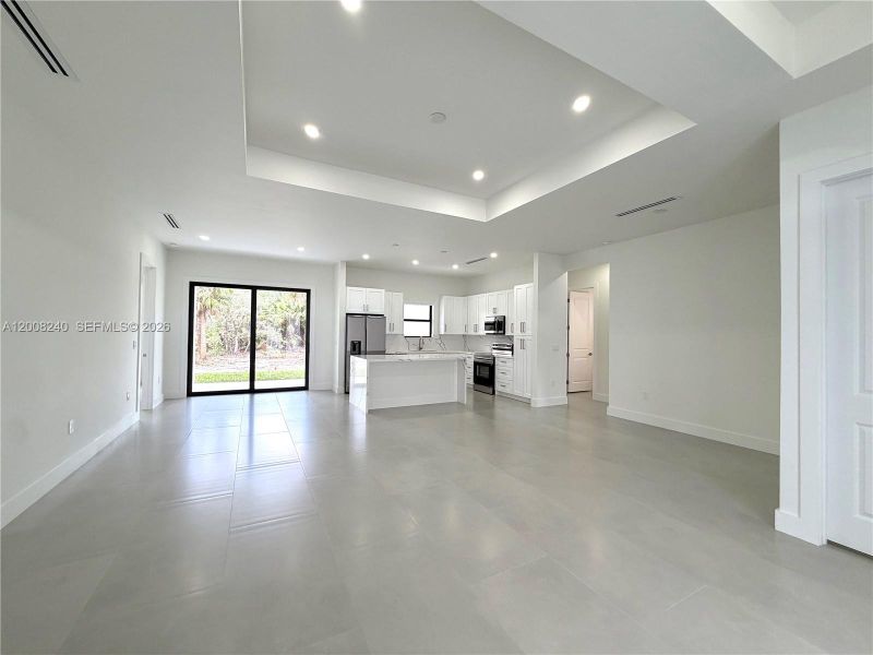 Spacious, unfurnished interior of a new home in , Naples (Image 30).