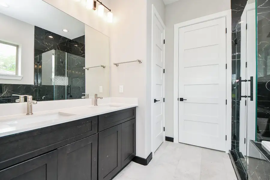 Primary Bath has Spa tub, large shower with floor to ceiling tiling! Primary Bath has Spa tub, large shower with floor to ceiling tiling!