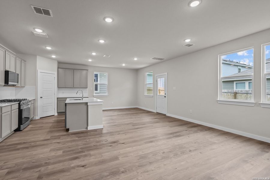 Spacious, unfurnished interior of a new home in Senna, Leon Valley (Image 16).