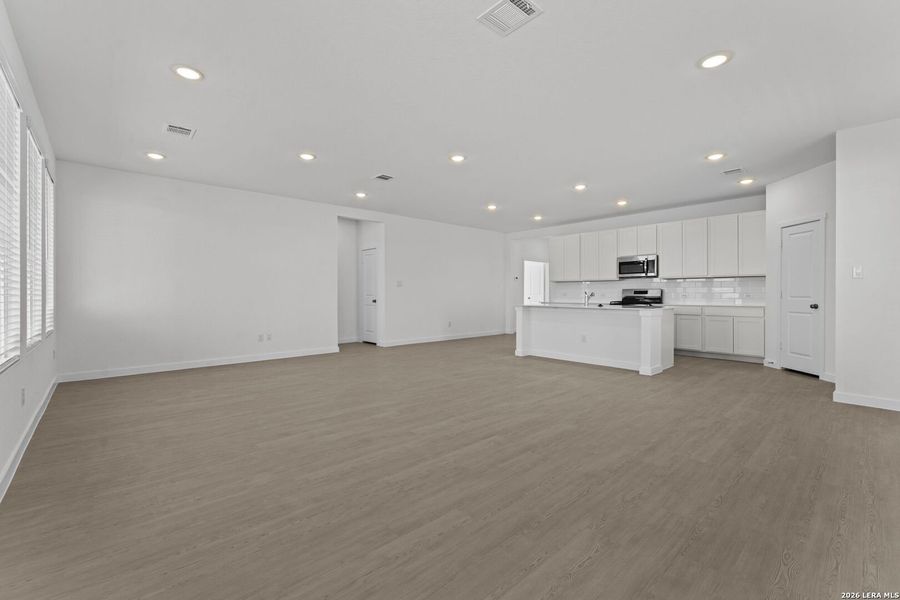 Spacious, unfurnished interior of a new home in Voss Farms, New Braunfels (Image 20).
