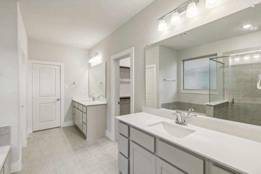 Furnished interior view inside a new home in Dove Hollow, Waxahachie (Image 8).