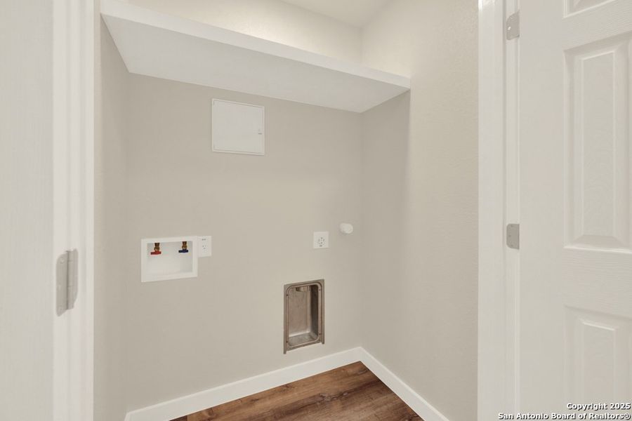 Spacious, unfurnished interior of a new home in , Canyon Lake (Image 20).