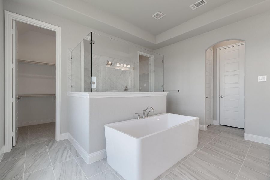 Primary Bathroom | Concept 3634 at Hidden Creek Estates in Van Alstyne, TX by Landsea Homes