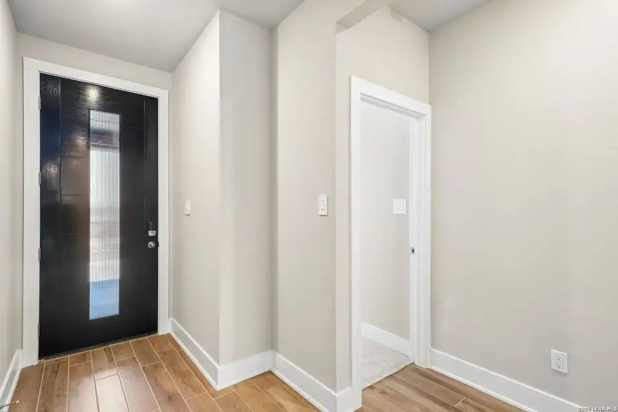 Spacious, unfurnished interior of a new home in Comanche Ridge, San Antonio (Image 30).