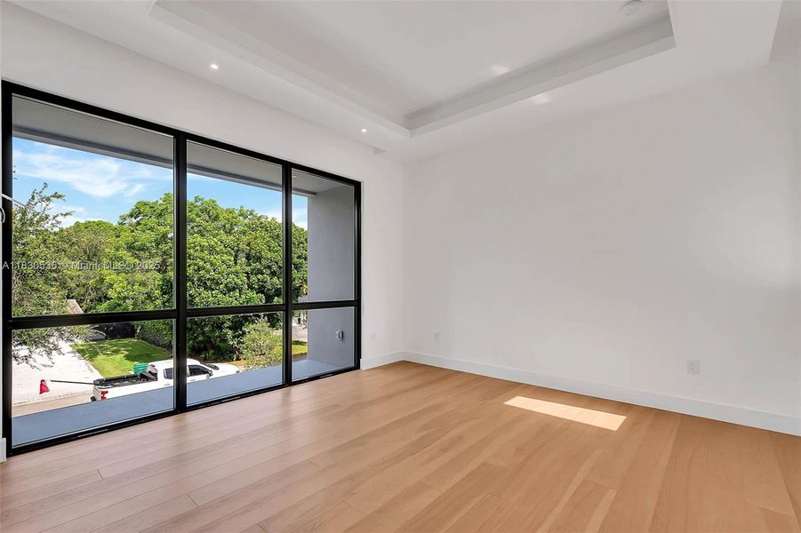 Spacious, unfurnished interior of a new home in , Pinecrest (Image 20).