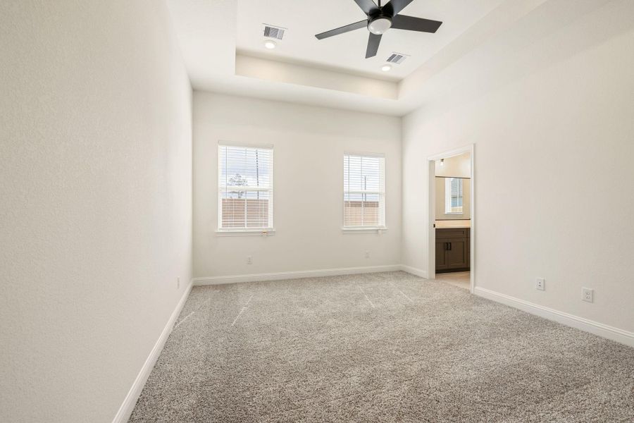 Spacious, unfurnished interior of a new home in Spring Branch Crossing, Conroe (Image 6).