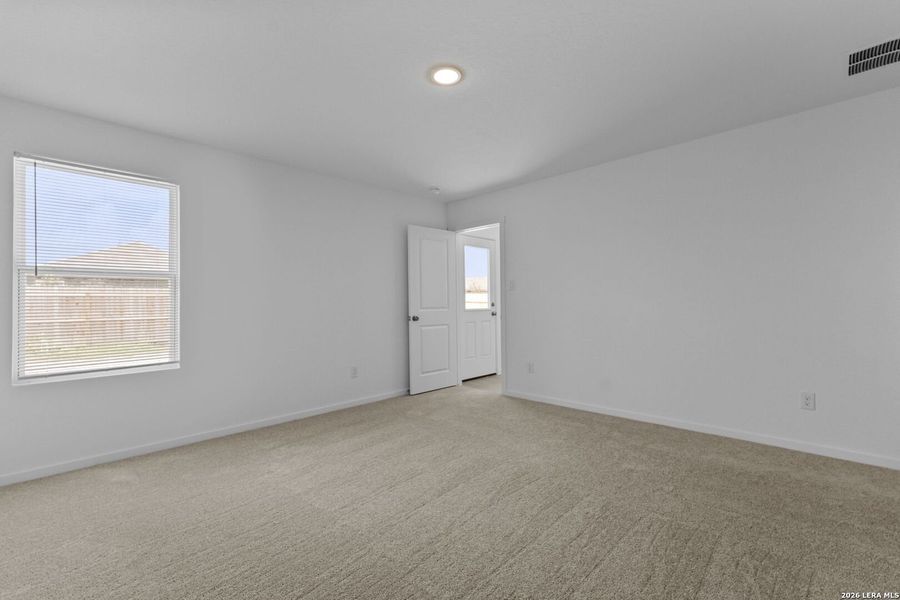 Spacious, unfurnished interior of a new home in Higdon Crossing, San Antonio (Image 15).