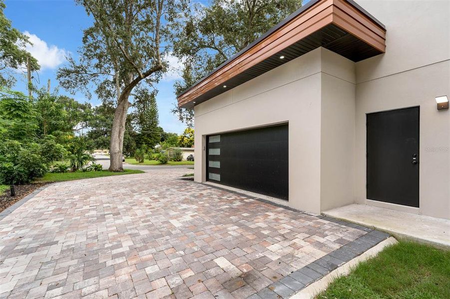 Exterior details and patio area of a home in , Orlando (Image 3).