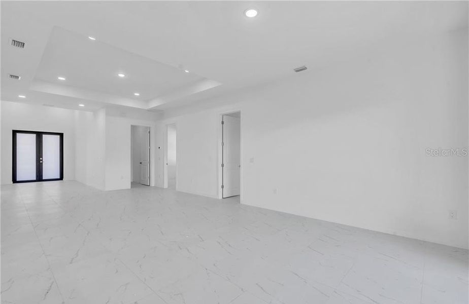 Spacious, unfurnished interior of a new home in , Cape Coral (Image 19).