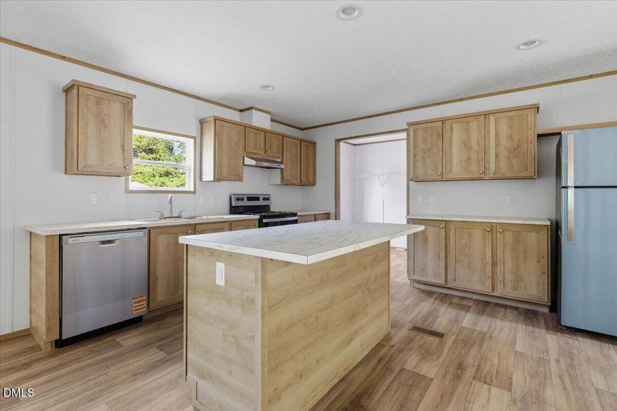 22-5737 Lloyd Rd-22