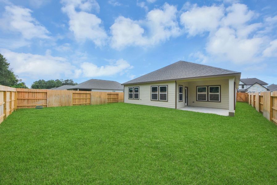 Exterior details and patio area of a home in Sundance Cove, Crosby (Image 4).
