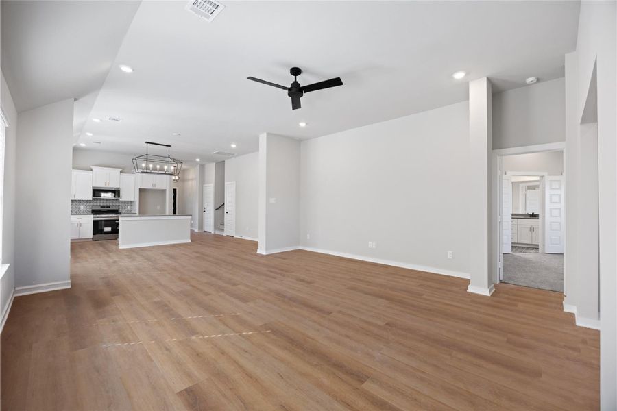 Spacious, unfurnished interior of a new home in Kendall Lakes, Alvin (Image 13). Spacious, unfurnished interior of a new home in Kendall Lakes, Alvin (Image 13).