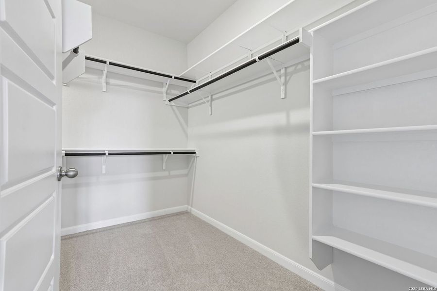 Spacious, unfurnished interior of a new home in Thomas Pond, San Antonio (Image 36).