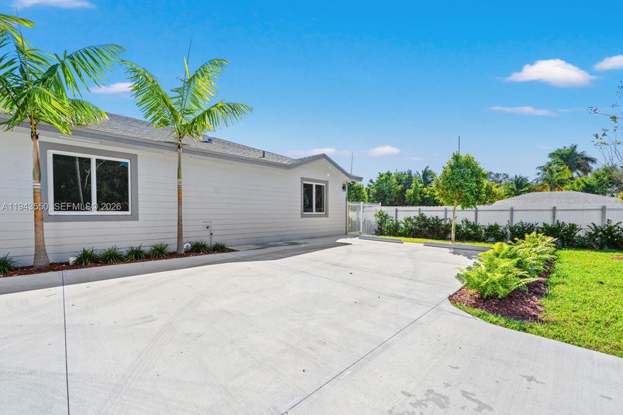 Exterior details and patio area of a home in , Florida City (Image 12).