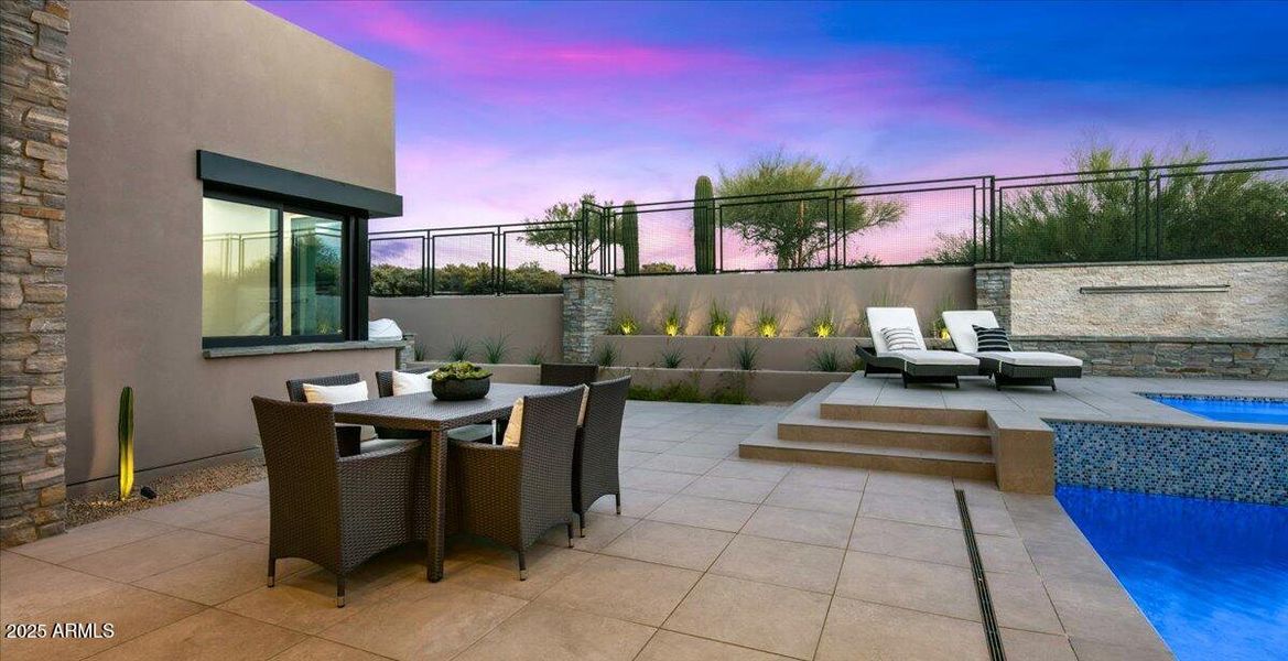 096-Outdoor Dining 096-Outdoor Dining