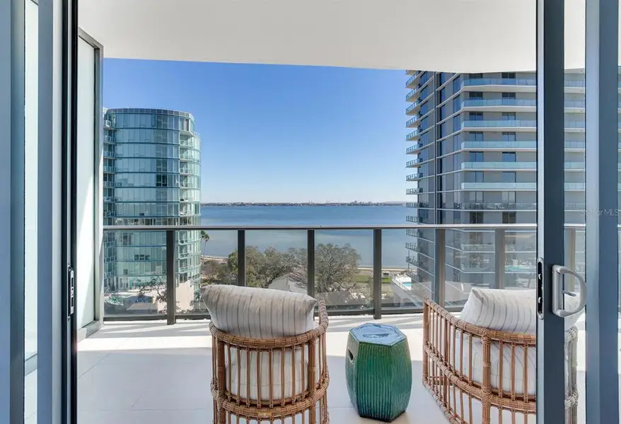 Condo located in Tampa, FL showcasing its design and architecture (Image 28).