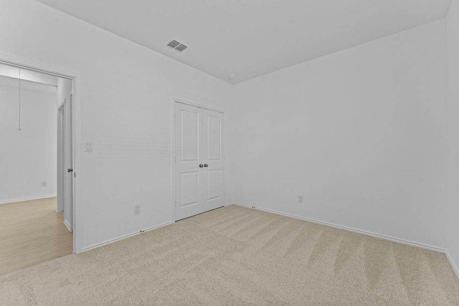 Spacious, unfurnished interior of a new home in Schriber Ranch, Mustang Ridge (Image 18).