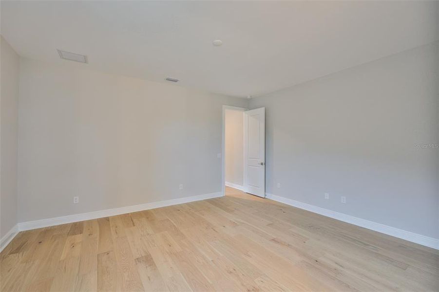 Spacious, unfurnished interior of a new home in , Tampa (Image 31).
