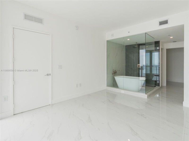 Spacious, unfurnished interior of a new home in Aria Reserve, Miami (Image 12).