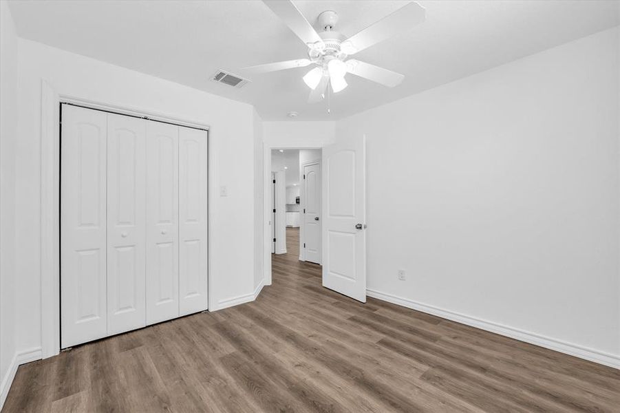 Spacious, unfurnished interior of a new home in , Riesel (Image 24).